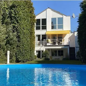 Kernsan. Souterrain-wohnung 60qm Mit Pool Blick Krefeld
